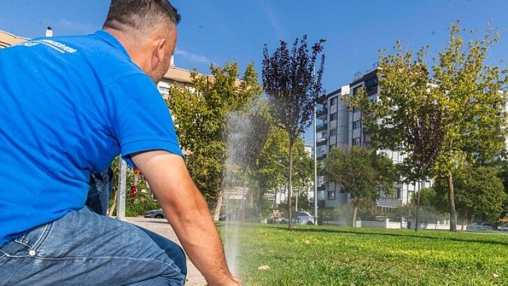 İzmir’in parklarında akıllı sulama periyodu