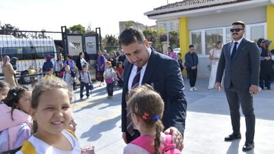 Kahramankazan Belediye Başkanı Selim Çırpanoğlu, 100. Yıl İstiklal İlkokulu’nu ziyaret ederek öğrenci ve öğretmenlerle bir ortaya geldi.