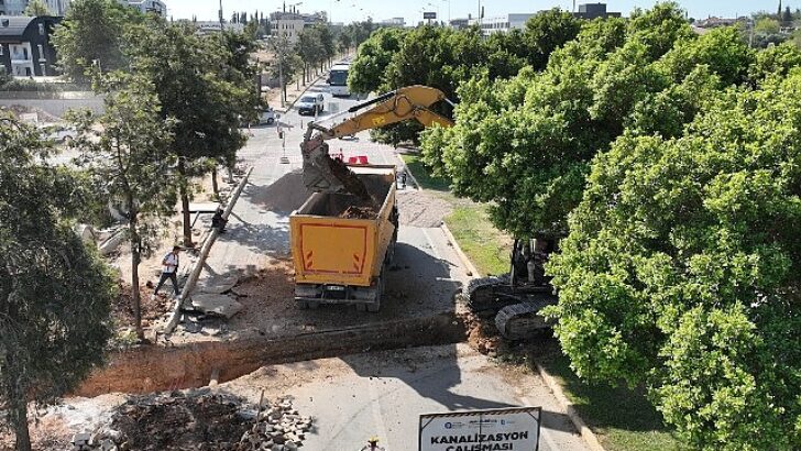Kardeş Kentler Caddesi’nde kazalara neden olan kurp düzeltiliyor