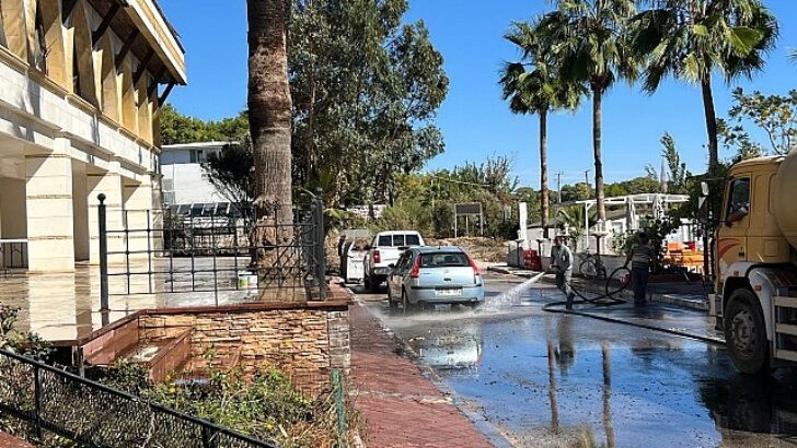 Kemer’de yeşil alanlarda bakım çalışması