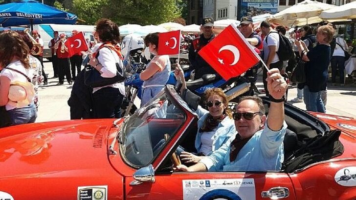 Klasik arabalar 12’inci sefer yola çıkıyor