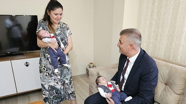 Lider Sezer’den ikiz bebeklere beğenilen geldin sürprizi