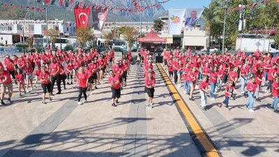 Lider Topaloğlu’ndan 430 dansçı karşısında zeybek