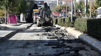 Lüleburgaz Belediyesi Fen İşleri Müdürlüğü grupları, kent genelinde yol tamir ve yenileme çalışmalarına devam ediyor