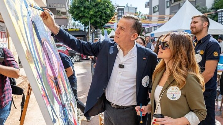 Mersinliler Kushimoto Sokak Sanatkarları Şenliği’ne akın etti
