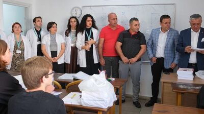 Öğrencilere fiyatsız kitapları dağıtıldı