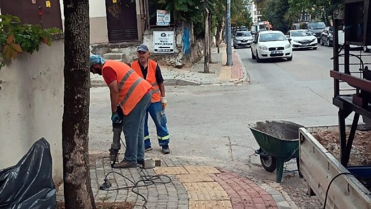 Osmangazi Belediyesi, Kükürtlü Caddesi’ndeki yıpranan trafik levhaları ve ikaz işaretlerini yeniledi.