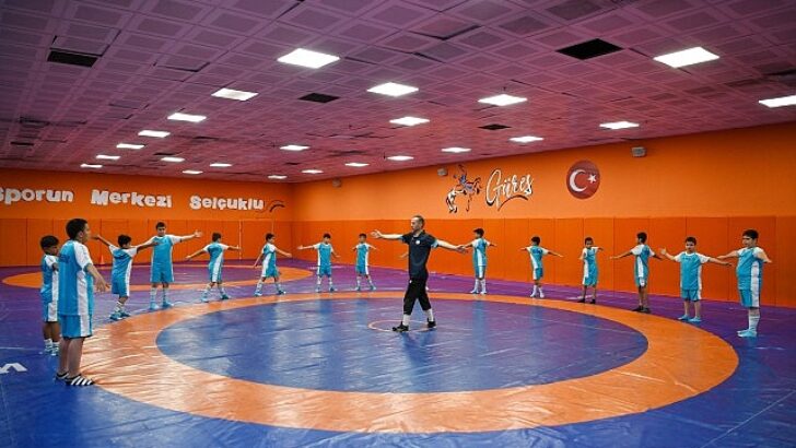 Selçuklu Belediyesi tarafından düzenlenen ve 5 bin 814 öğrencinin eğitim göreceği Kış Spor Okullarında ilk eğitim 5 Ekim Cumartesi günü başladı