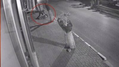 Takıntılı komşu, genç kızı sokak ortasında boynundan bıçaklayıp darp etti