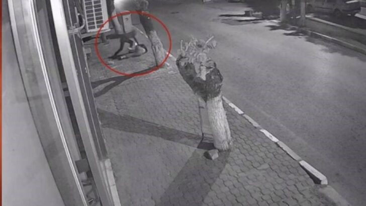 Takıntılı komşu, genç kızı sokak ortasında boynundan bıçaklayıp darp etti