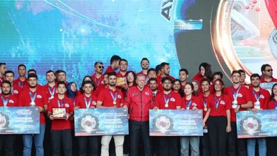 Teknolojinin şampiyonları ödüllerini Cumhurbaşkanı Erdoğan’ın elinden aldı