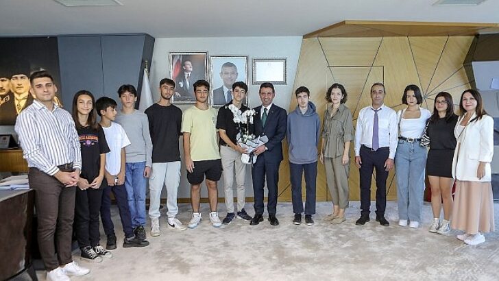 Üniversite ve Liseli gençlerden Lider Önal’a teşekkür ziyareti
