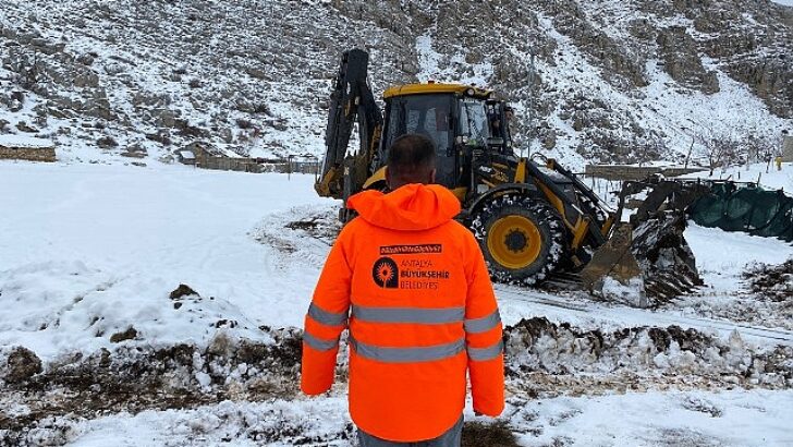Antalya Büyükşehir Belediyesi Akseki’de karda mahsur kalan 3 aileyi kurtardı