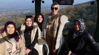 Bayan çiftçiler teleferikle tepeye çıktı; Tepeye seyahatin en keyifli hali Kartepe Teleferik’te