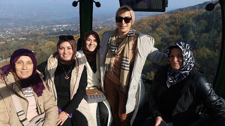 Bayan çiftçiler teleferikle tepeye çıktı; Tepeye seyahatin en keyifli hali Kartepe Teleferik’te