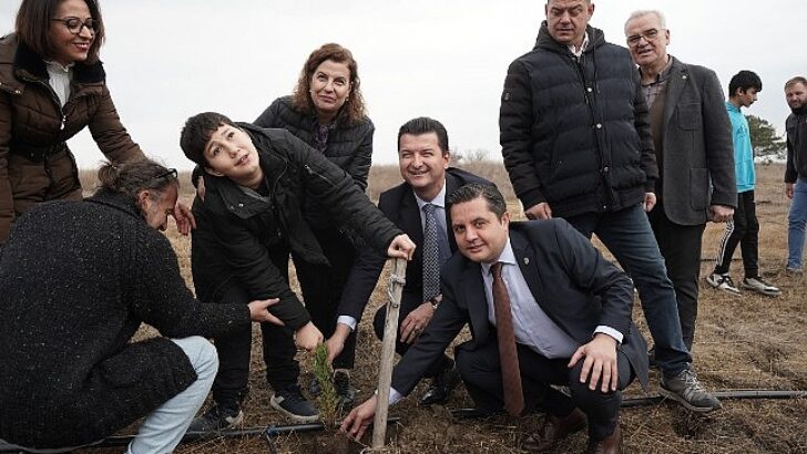 Bin adet fidan öğretmenler için toprakla buluştu
