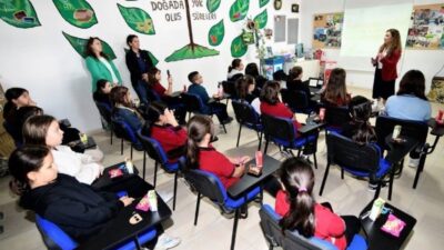 Bornova’da gençlere geri dönüşüm eğitimi