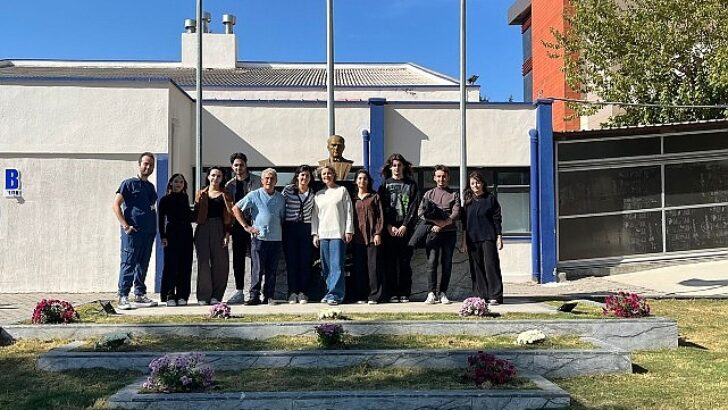 Egeli genç Diş Doktorları Atatürk büstünü çiçeklendirdiler