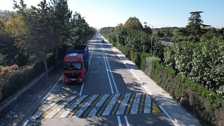 Endüstrici Caddesinin gecesi farklı gündüzü farklı hoş