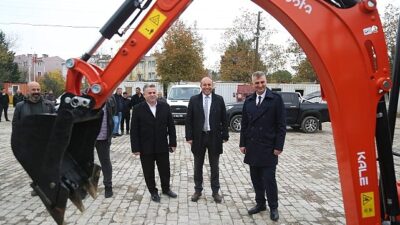 Gölcük Belediyesi, vatandaşlarına en düzgün hizmeti sunabilmek maksadıyla makine parkuruna 3 yeni iş makinesi ile güçlendirdi.