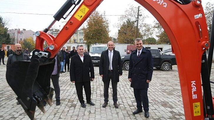 Gölcük Belediyesi, vatandaşlarına en düzgün hizmeti sunabilmek maksadıyla makine parkuruna 3 yeni iş makinesi ile güçlendirdi.