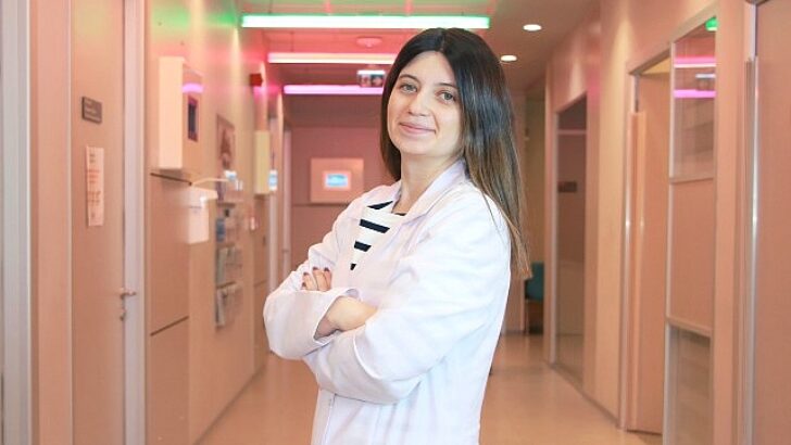 Hüznünü göstermiyor ve daima uygun olduğunu söylüyorsa dikkat! Bilhassa gençler maskeli depresyona karşı düzgün gözlemlenmeli!