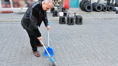 ‘İzmarit savaşçısı’ esnaf hassaslığıyla örnek oluyor