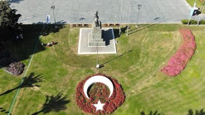 İzmir’in yeşil alanları kış öncesi çiçek açıyor Meydanlar Ata’nın en sevdiği kasımpatı çiçeği ile renklendi