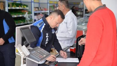 Kahramankazan Belediyesi Zabıta ve Sağlık İşleri Müdürlüğü grupları, ilçede faaliyet gösteren zincir marketlerde kontrol çalışmalarını sürdürüyor.