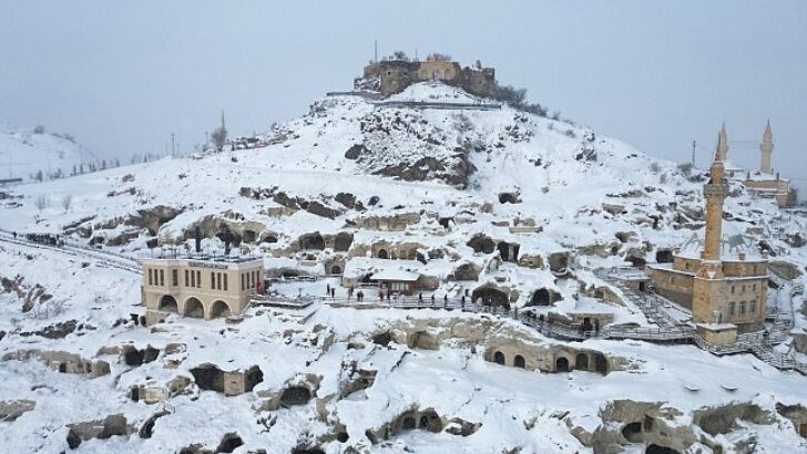 Kapadokya’nın Merkezi Nevşehir’de iki gündür etkili olan kar yağışı sonrasında Nevşehir Kalesi etrafındaki Kayaşehir beyaza büründü