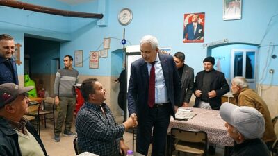 Kemalpaşa Belediye Başkanı Mehmet Türkmen, vatandaşlarla bir ortaya geldiği hemşehri ziyaretleri gerçekleştiriyor