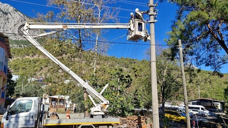 Kemer Belediyesi fırtınanın yaralarını sarıyor