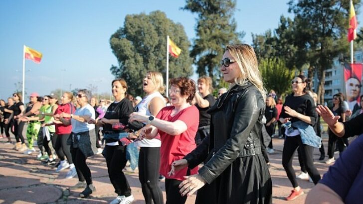 Konaklı bayanlar açık havada zumba ile gerilim attı