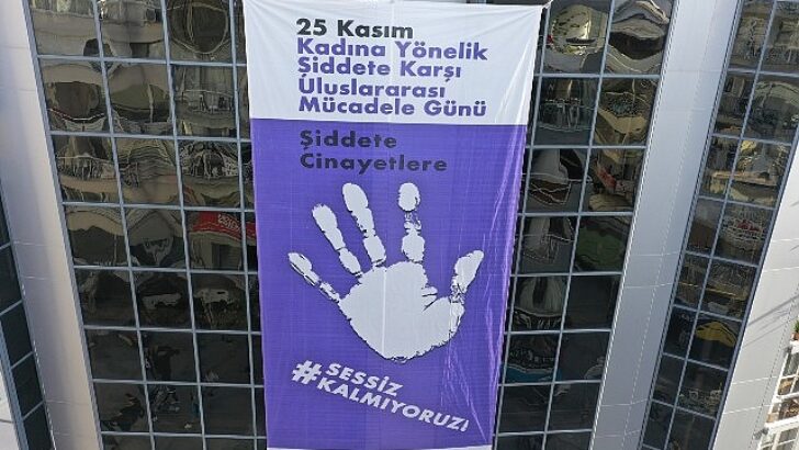 Konak’tan şiddete karşı dev afiş: Sessiz kalmıyoruz!