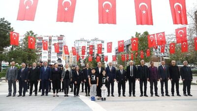 Lider Muhittin Böcek Atatürk Anıtı’na çelenk sundu