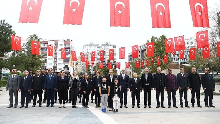 Lider Muhittin Böcek Atatürk Anıtı’na çelenk sundu