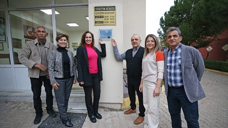 Lider Ünsal’dan 9 öğrenci okutan siteye teşekkür plaketi