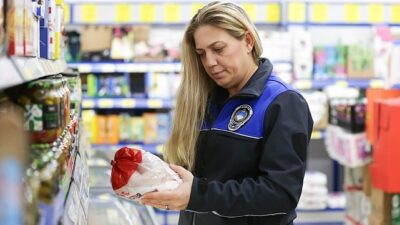 Narlıdere Belediyesi grupları, besin güvenliğini sağlamak emeliyle ilçedeki marketlerde kapsamlı bir kontrol gerçekleştirdi