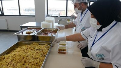 Nilüfer’de gereksinim sahiplerine sıcak yemek takviyesi