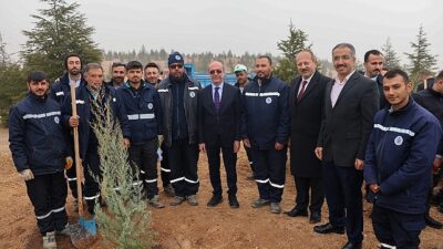 Selçuklu Belediye Başkanı Ahmet Pekyatırmacı, 11 Kasım Ulusal Ağaçlandırma Günü münasebetiyle düzenlenen fidan dikim aktifliğine katıldı.