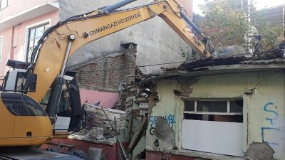 Tehlike saçan metruk bina yıkıldı