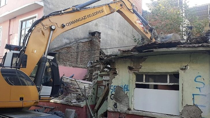 Tehlike saçan metruk bina yıkıldı