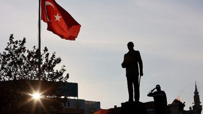 Urla’da hürmet ve hasretle Atatürk’e vefa