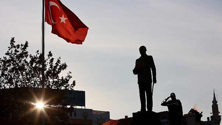 Urla’da hürmet ve hasretle Atatürk’e vefa