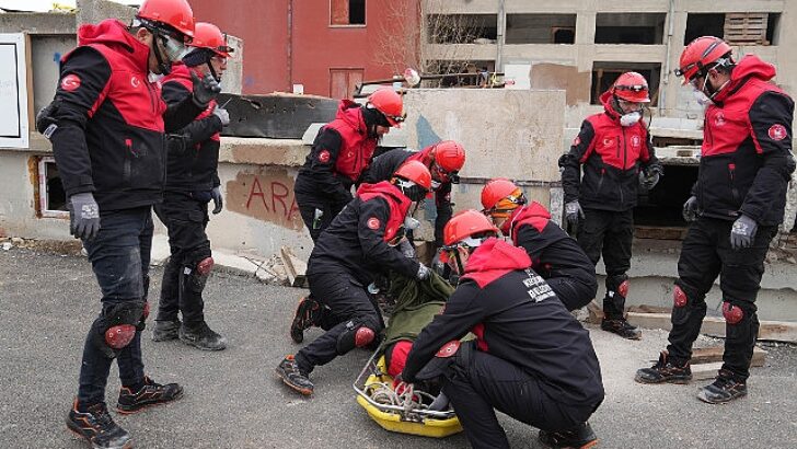 Afet Gönüllülerine Teorik ve Uygulamalı Eğitim
