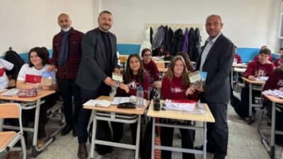 AKP ilçe başkanı okullarda İslam ansiklopedisi dağıttı