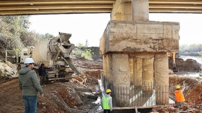 Antalya Büyükşehir Aksu Çayı köprüsünün ayağını güçlendiriyor
