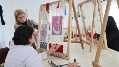Bayanlar Kök Boya Tekniği Kullanarak Halı ve Kilim Dokuyor
