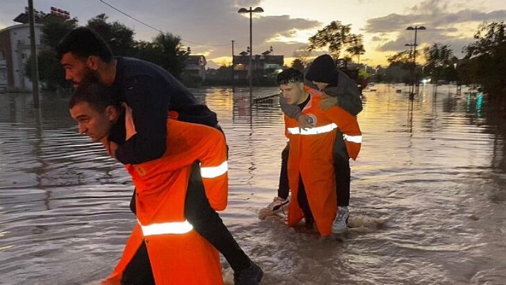 Büyükşehir takımları Manavgat’ta vatandaşın yanında