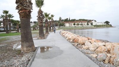 Didim Belediyesi Fen İşleri Müdürlüğü takımlarınca Sedef Koy’da bulunan yürüyüş yolu yenilendi.